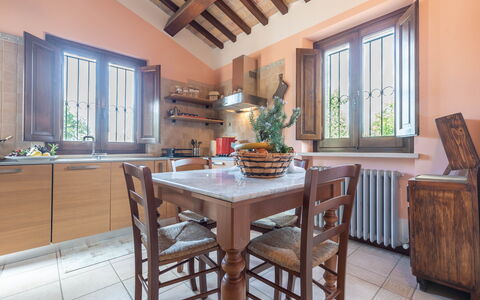 Villa Vagnini: Tabelle, Möbel, Cabinetry, Fenster, Countertop, Azurblau, Küche, Holz, Pflanze, Flooring