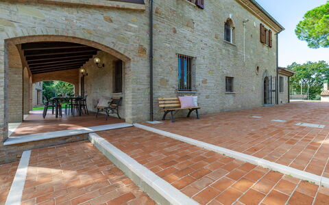 Villa Vagnini: Eigentum, Fenster, Strassenbelag, Holz, Interior Design, Baum, Fussboden, Urban Design, Flooring, Nachbarschaft