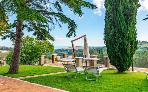 Villa Vagnini: Himmel, Wolke, Pflanze, Daytime, Eigentum, Möbel, Natur, Grün, Natürliche Landschaft, Tabelle