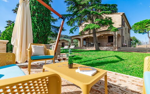 Villa Vagnini: Himmel, Eigentum, Möbel, Gebäude, Tabelle, Natur, Grün, Holz, Azurblau, Gartenmöbel