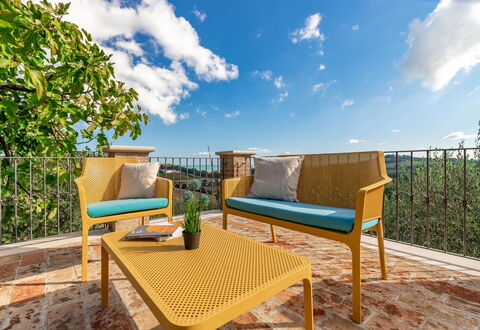 Villa Vagnini: Himmel, Wolke, Pflanze, Möbel, Eigentum, Tabelle, Azurblau, Holz, Natürliche Landschaft, Gartenmöbel