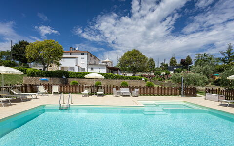 La Casa Di Campagna: Schwimmbad, Resort, Gartenmöbel, Garten, Eco Hotel, Schatten, Landscaping, Regenschirm, Hotel, Sonnenliege