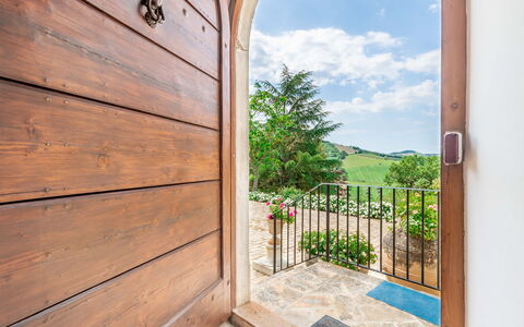 Villa La Picena: Himmel, Pflanze, Gebäude, Wolke, Holz, Schatten, Fussboden, Holzbeize, Wand, Fenster