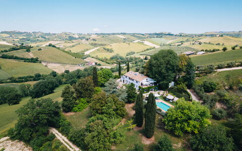 Villa La Picena: Wohngebiet, Haus, Estate, Zuhause, Schwimmbad, Menschliche Siedlung, Villa, Villa, Hazienda, Hütte