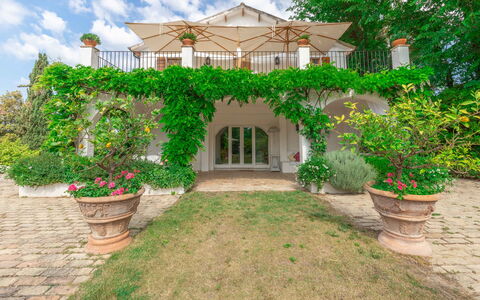 Villa La Picena: Pflanze, Gebäude, Fenster, Himmel, Blume, Wolke, Haus, Blumentopf, Baum, Grundstueck