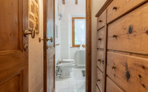 Villa La Picena: Eigentum, Holz, Badezimmer, Gebäude, Armatur, Interior Design, Cabinetry, Fussboden, Tür
