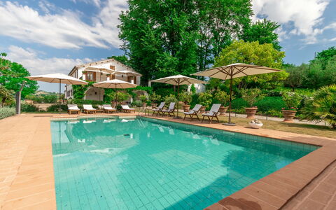 Villa La Picena: Wasser, Wolke, Pflanze, Himmel, Eigentum, Gebäude, Schwimmbad, Stuhl, Baum, Azurblau