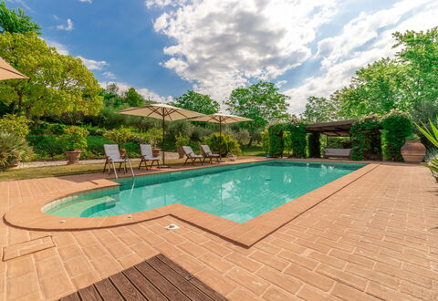 Villa La Picena: Wolke, Wasser, Pflanze, Schwimmbad, Himmel, Baum, Stuhl, Schatten, Arecales, Gras