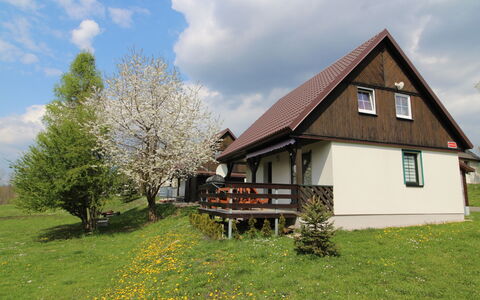Holiday Hill 54: Wasser, Tabelle, Geschirr, Eigentum, Himmel, Möbel, Gebäude, Fenster, Blau, Stuhl