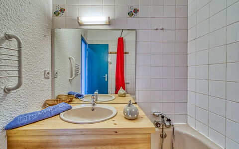 Eterlous 1Bis: Spiegel, Zapfhahn, Armatur, Gebäude, Sinken, Bad Sink, Badezimmer, Interior Design, Flooring