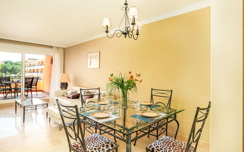 Los Patios de Santa Maria: Möbel, Interior Design, Flooring, Fussboden, Küche & Esszimmer Tisch, Esszimmer, Tabelle, Decke, Stuhl, Zimmer