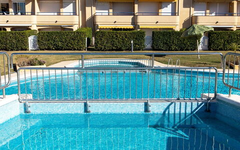 Tamarius: Wasser, Gebäude, Schwimmbad, Blau, Fenster, Azurblau, Pflanze, Grün, Gewässer, Schatten