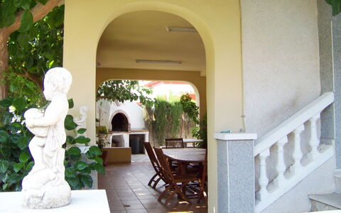 Villa Mar: Pflanze, Gebäude, Schatten, Interior Design, Baum, Stuhl, Haus, Säule, Tür, Bogen