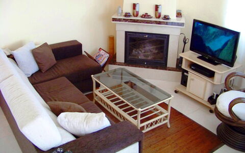 Villa Roberto: Couch, Möbel, Eigentum, Bilderrahmen, Komfort, Tabelle, Fernsehen, Holz, Interior Design, Beleuchtung