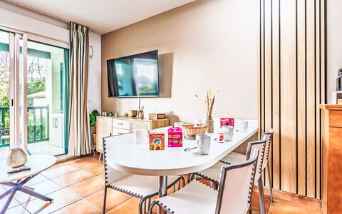 Saint-Jean-De-Luz 508: Möbel, Interior Design, Flooring, Tabelle, Stuhl, Zuhause, Fussboden, Küche & Esszimmer Tisch, Zimmer, Esszimmer