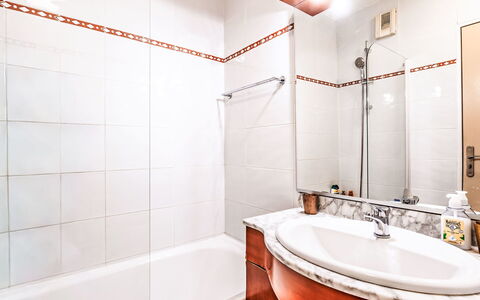 Saint-Jean-De-Luz 508: Badezimmer, Armatur, Flooring, Interior Design, Installation, Zapfhahn, Fussboden, Sinken, Badewanne, Spiegel