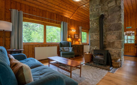 Riverside Cottage: Eigentum, Couch, Möbel, Bilderrahmen, Holz, Interior Design, Gebäude, Wohnzimmer, Tabelle, Fenster