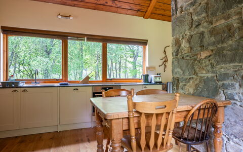 Riverside Cottage: Möbel, Fenster, Gebäude, Holz, Countertop, Tabelle, Interior Design, Cabinetry, Flooring, Fussboden