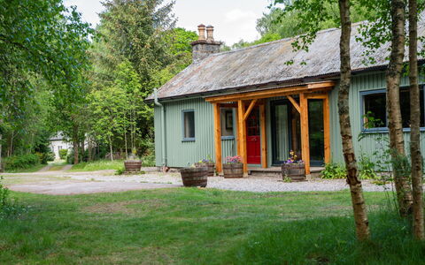 Riverside Cottage: Pflanze, Gebäude, Fenster, Himmel, Baum, Haus, Grundstueck, Natürliche Landschaft, Gras, Hütte