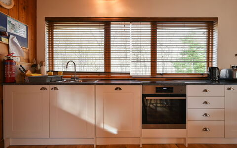 Riverside Cottage: Cabinetry, Countertop, Eigentum, Fenster, Möbel, Gebäude, Küchengerät, Holz, Herd, Haushaltsgerät