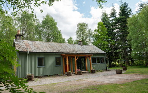 Riverside Cottage: Baum, Holz, Hütte, Haus, Dach, Zuhause, Grundstueck, Tür, Ländliches Gebiet, Abstellgleis