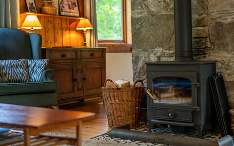 Riverside Cottage: Tabelle, Eigentum, Möbel, Fenster, Holz, Cabinetry, Bilderrahmen, Beleuchtung, Gebäude, Interior Design