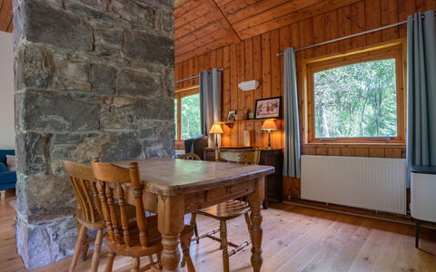 Riverside Cottage: Möbel, Eigentum, Tabelle, Holz, Fenster, Stuhl, Interior Design, Flooring, Holzbeize, Fussboden