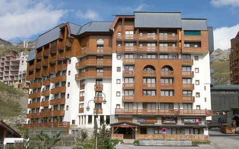 Val Thorens 190: Wolke, Gebäude, Himmel, Daytime, Eigentum, Fenster, Pflanze, Tower Block, Urban Design, Nachbarschaft