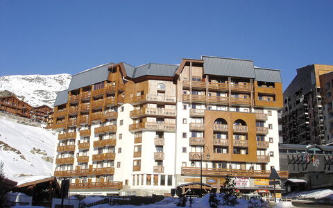 Val Thorens 190: Himmel, Gebäude, Eigentum, Fenster, Azurblau, Schnee, Urban Design, Eigentumswohnung, Materialeigenschaft, Wohngebiet