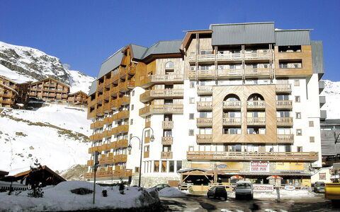Val Thorens 190: Himmel, Gebäude, Fenster, Rad, Schnee, Urban Design, Fahrzeug, Nachbarschaft, Wohngebiet