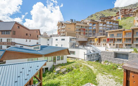 Val Thorens 190: Wolke, Himmel, Gebäude, Daytime, Eigentum, Pflanze, Fenster, Azurblau, Die Architektur, Urban Design