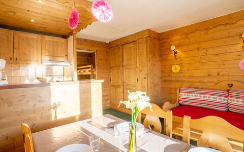 Val Thorens 200: Möbel, Tabelle, Eigentum, Geschirr, Blume, Pflanze, Dekoration, Cabinetry, Interior Design, Beleuchtung