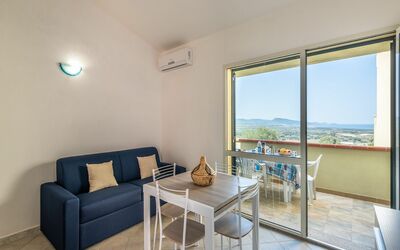 Sa Ventana 800.1: Tabelle, Eigentum, Möbel, Couch, Azurblau, Interior Design, Holz, Zimmerpflanze, Fenster, Wohnzimmer