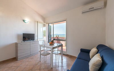 Sa Ventana 800.3: Tabelle, Möbel, Cabinetry, Holz, Couch, Zimmerpflanze, Interior Design, Fenster, Wohnzimmer, Countertop