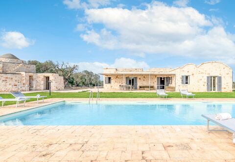 Villa Trullina: Wasser, Wolke, Himmel, Pflanze, Blau, Schwimmbad, Azurblau, Gebäude, Gras