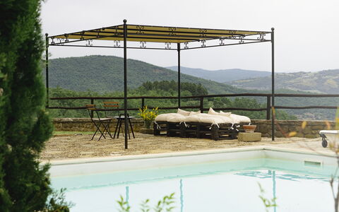 Villa San Leo: Himmel, Pflanze, Eigentum, Wasser, Möbel, Schatten, Gartenmöbel, Schwimmbad, Grundstueck, Berg