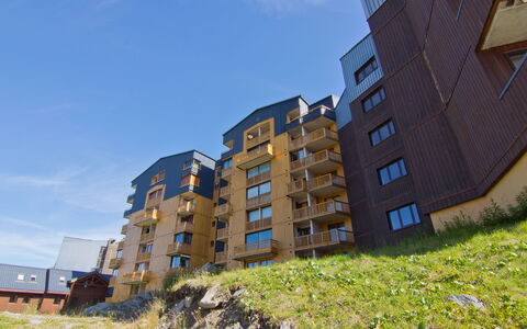 Val Thorens 250: Himmel, Wolke, Gebäude, Pflanze, Fenster, Tower Block, Urban Design, Vegetation, Eigentumswohnung, Gras