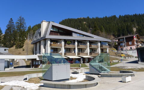 Margherita Bütler: Wasser, Himmel, Gebäude, Azurblau, Berg, Baum, Die Architektur, Gewässer, See, Nachbarschaft