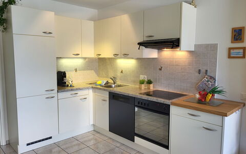 Lakeview la Marea: Cabinetry, Countertop, Eigentum, Herd, Küche, Küchengerät, Holz, Haushaltsgerät, Flooring, Interior Design