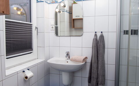 Kiel: Spiegel, Zapfhahn, Sinken, Armatur, Eigentum, Bad Sink, Badezimmer, Lila, Interior Design, Fussboden