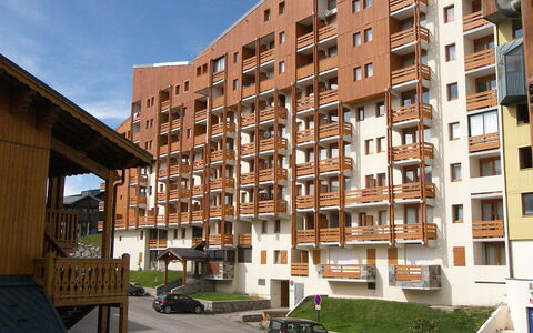 Val Thorens 350: Gebäude, Himmel, Eigentum, Daytime, Fenster, Auto, Pflanze, Urban Design, Die Architektur, Nachbarschaft
