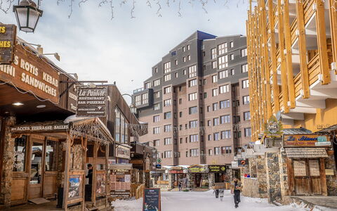 Val Thorens 550: Himmel, Gebäude, Fenster, Wolke, Infrastruktur, Urban Design, Strassenlicht, Nachbarschaft, Wohngebiet, Öffentlicher Raum