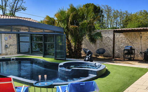 Logis de la Castagne: Schwimmbad, Freizeit, Verbundwerkstoff, Water Feature, Resort, Garten, Hinterhof, Schatten, Gartenmöbel, Landscaping