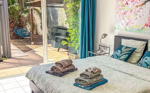 Logis de la Castagne: Möbel, Interior Design, Bett, Schlafzimmer, Fussboden, Flooring, Bettdecke, Zimmer, Linens, Bedding