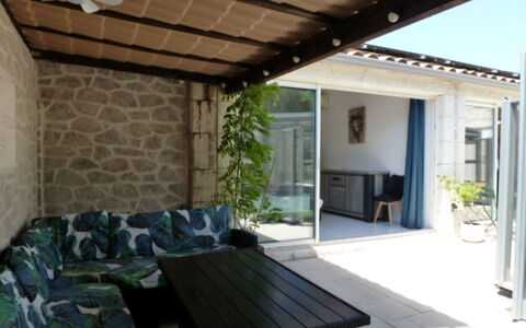 Logis de la Castagne: Möbel, Fussboden, Flooring, Stuhl, Gartenmöbel, Schatten, Tür, Blumentopf, Veranda, Zimmerpflanze
