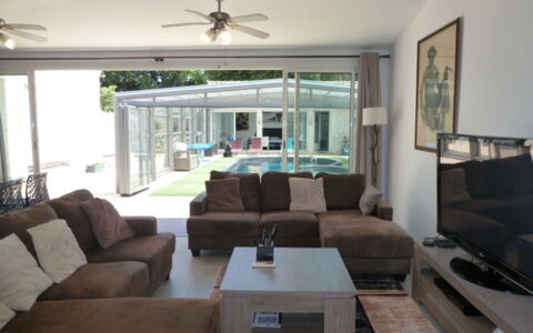 Logis de la Castagne: Möbel, Couch, Interior Design, Flooring, Fussboden, Wohnzimmer, Decke, Zimmer, Zuhause