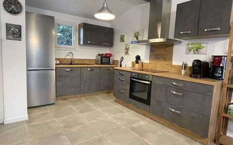 Logis de la Castagne: Countertop, Cabinetry, Eigentum, Möbel, Herd, Küchengerät, Holz, Küche, Gebäude, Schublade