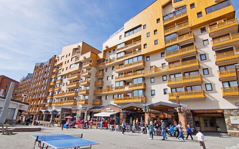 Val Thorens 610: Himmel, Wolke, Gebäude, Daytime, Infrastruktur, Urban Design, Freizeit, Öffentlicher Raum, Eigentumswohnung