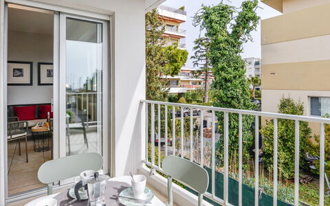 Dolce Vita: Himmel, Wolke, Essen, Pflanze, Geschirr, Tabelle, Fenster, Berg, Obst, Holz