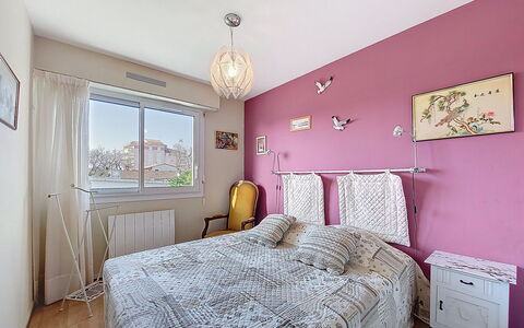 Le Garden: Bett, Möbel, Interior Design, Bedding, Schlafzimmer, Bettdecke, Wand, Fussboden, Flooring, Linens